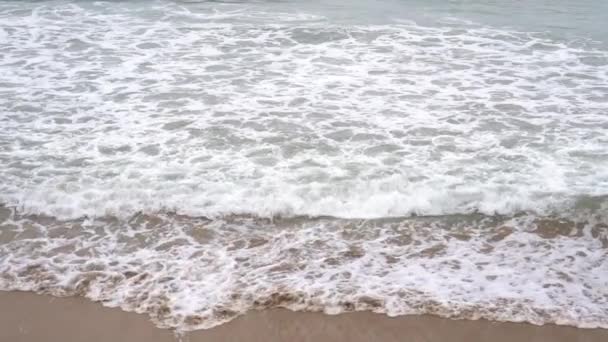 Soirée Calme Surf Océanique Des Vagues Mousseuses Remplissent Plage Sable — Video