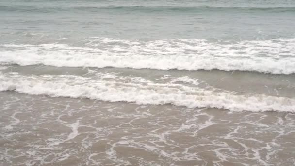 Spokojny Wieczór Oceanu Surfowania Pieniaste Fale Wypełniają Piaszczystą Plażę Koncepcja — Wideo stockowe