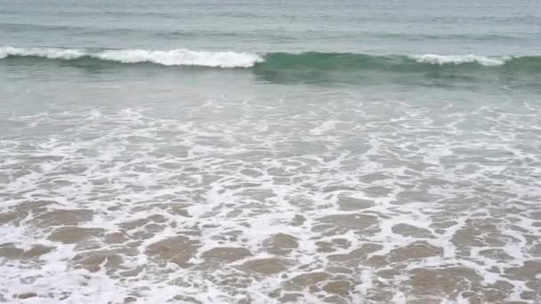 Calma Surf Océano Por Noche Las Olas Espumosas Llenan Playa — Vídeos de Stock