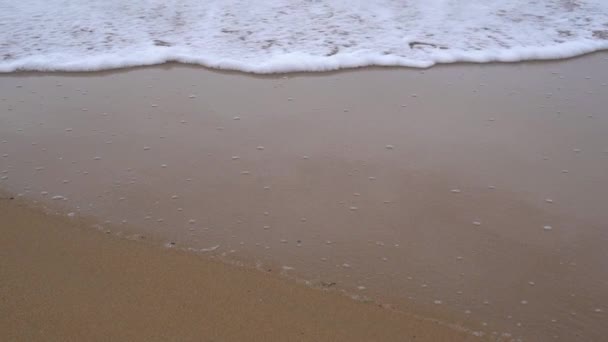 平静的傍晚海洋冲浪 泡沫的海浪填满了沙滩上 平静与平静的概念 — 图库视频影像