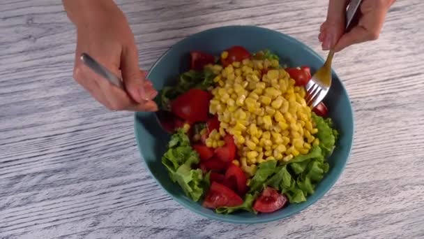Женщина Перемешивает Две Вилки Овощной Салат Помидорами Травами Кукурузой Аквамариновой — стоковое видео