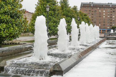 Sokakta parkta çeşmeler bir satır
