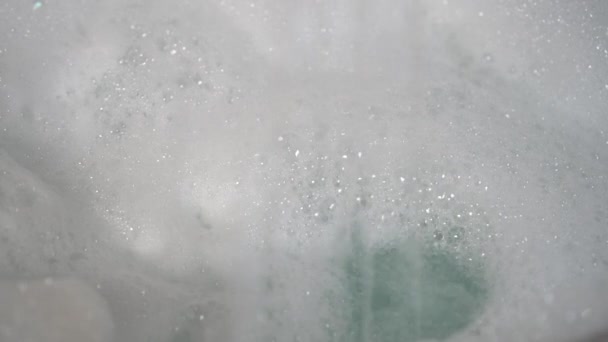 Strumień Wody Prysznica Zaciera Kilka Pianki Wanny Pęcherzyki Tworzą Wchodzą — Wideo stockowe