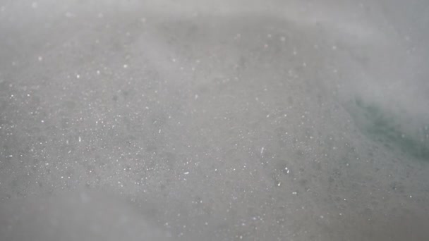 シャワーからの水の流れは 浴槽に泡の束をぼかします 気泡が形成され 落下します 衛生用品の使用 — ストック動画