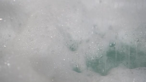 Φρέσκο Παχύ Αφρό Στο Μπάνιο Μια Ροή Νερού Ρίχνει Νέες — Αρχείο Βίντεο