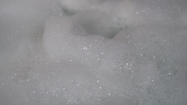 Homem Faz Ancinhos Levanta Monte Espuma Higiene Fresca Banheira Preparação — Vídeo de Stock