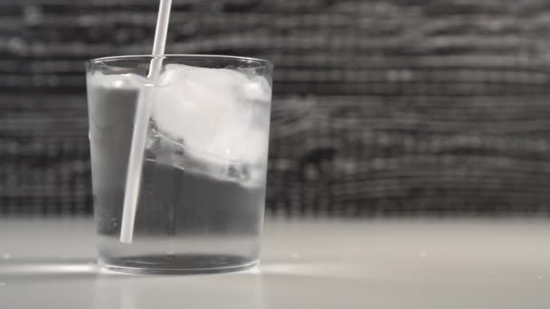 Mão Barman Agita Tubo Bebendo Com Cubos Gelo Copo Vidro — Vídeo de Stock
