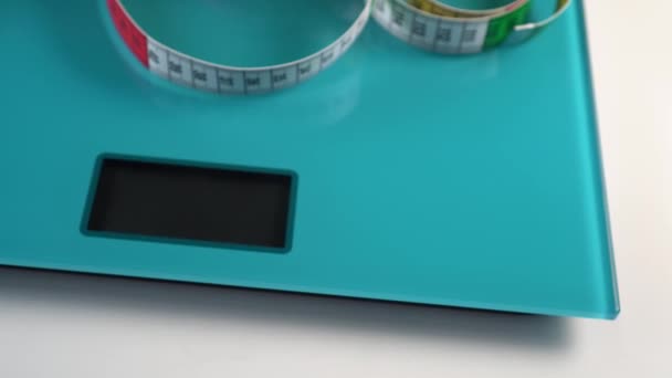Vícebarevný Centimetr Pro Změření Parametrů Postavy Stupnic Bílém Podkladu Koncepce — Stock video