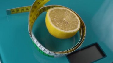 Çok renkli bir santimetre bir akuamarin zemin ölçekte bir limon etrafında bir spiral yükselir. Diyet Araçları