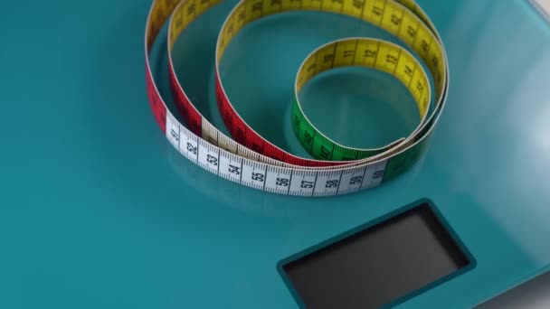Een Multi Gekleurde Centimeter Stijgt Omhoog Met Ringen Van Een — Stockvideo