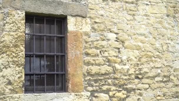 Ventana Con Rejas Una Antigua Iglesia Española Sobre Una Fachada — Vídeos de Stock