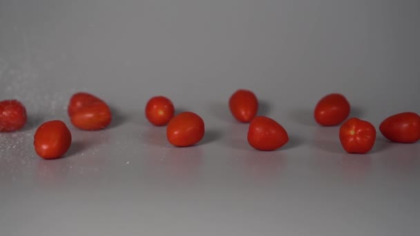 Tomates Cherry Lavado Con Agua Sobre Fondo Gris Arroyo Lava — Vídeos de Stock