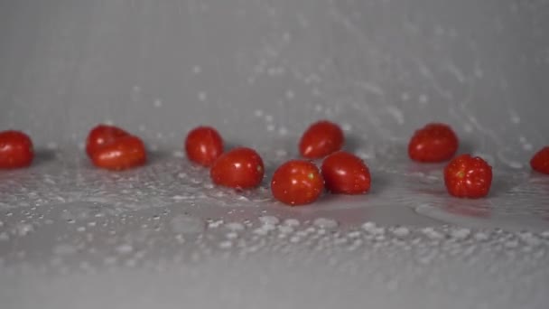 Tomates Cereja Lavagem Água Fluxo Flui Para Baixo Fundo Cinza — Vídeo de Stock