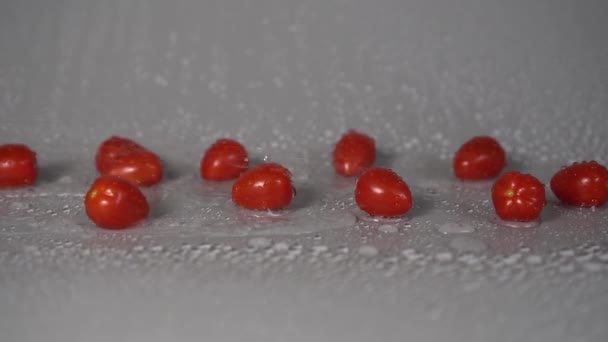 Tomates Cereja Lavagem Água Fluxo Derruba Vegetais Fundo Cinza Dieta — Vídeo de Stock