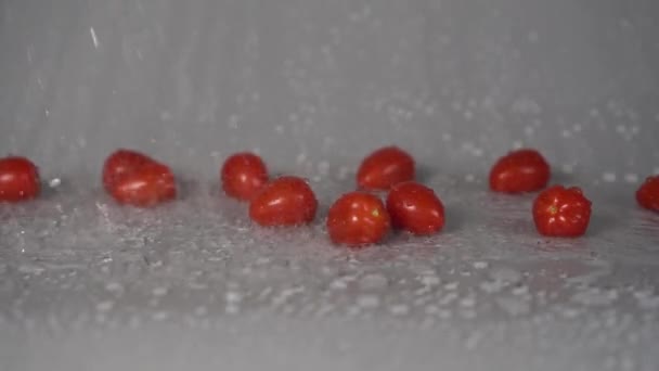 Pomodori Ciliegia Lavaggio Dell Acqua Flusso Passa Attraverso Tutte Verdure — Video Stock