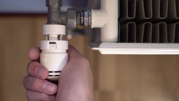 Mão Homem Transforma Termostato Radiador Aquecimento Branco Para Adicionar Temperatura — Vídeo de Stock