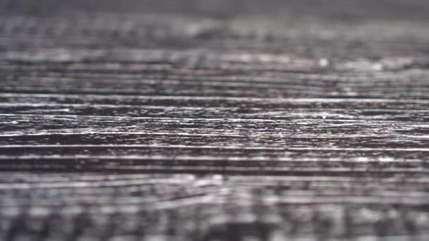 Eine Kleine Handvoll Leinsamen Fällt Auf Eine Schwarze Holzoberfläche Zeitlupe — Stockvideo