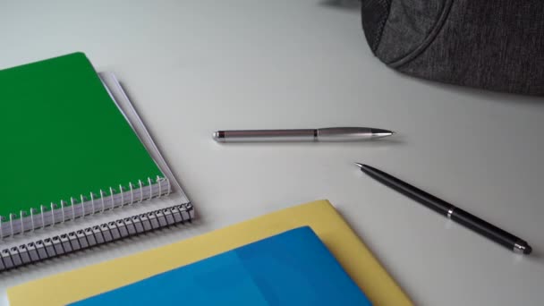 Ученик Подросток Собирает Серую Сумку Белый Стол Школы Ноутбуки Ручки — стоковое видео