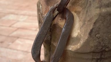 Ahşap bir direk üzerinde Antik büyük metal zincir