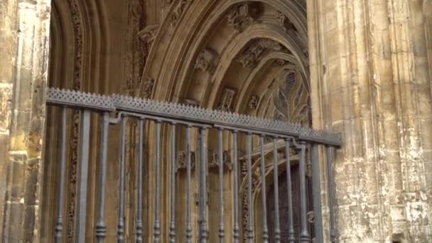 Arch med mönster vid ingången till Catedral i Oviedo — Stockvideo