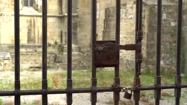 Замок на стародавніх іржавих металевих воротах — стокове відео