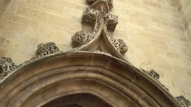 Increíblemente hermoso patrón en la pared del arco de la catedral — Vídeo de stock