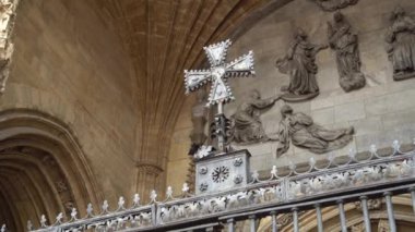 Catedral girişinde çapraz