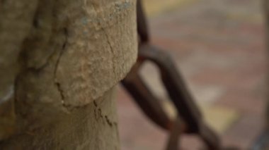Ahşap bir direk üzerinde Antik büyük metal zincir