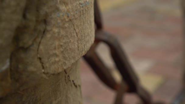Starożytny duży metalowy łańcuch na drewnianym poście — Wideo stockowe