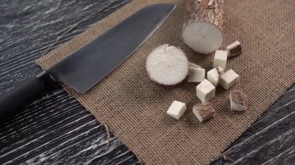 Pedaços Cortados Raiz Mandioca Pano Saco Mesa Madeira Preta Ingredientes — Vídeo de Stock