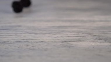 Böğürtlen böğürtlen demet ahşap arka plan üzerine düşmek. Diyet Gıda için Doğal Malzemeler