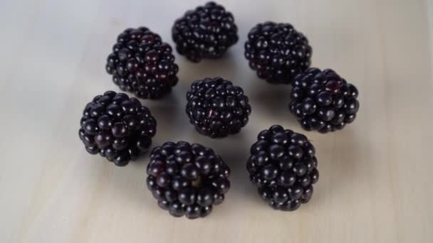 一堆黑莓浆果在木制背景上旋转 饮食食品的天然成分 — 图库视频影像