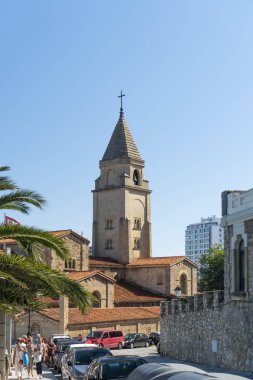 Gijon, İspanya - 28.07.2019 Editör: Havari Aziz Petrus Kilisesi. Yürüyen insanlar