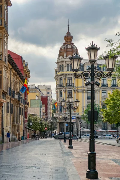 Oviedo, İspanya - 07.09.2019 Editör: Fenerli ve antik binaların yer olduğu sokak. Yürüyen insanlar