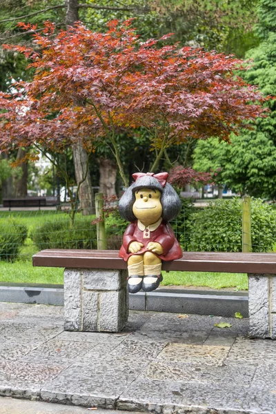 Oviedo, Espanha - 15.08.2019 EDITORIAL: Estátua de uma menina Mafalda no San Francisco Park — Fotografia de Stock