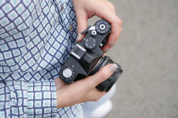 Parkta elinde film kamerası olan kot pantolonlu kız ve gömlek — Stok fotoğraf