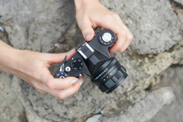 Kadın elleri bir taş yüzey üzerinde bir film kamera tutun — Stok fotoğraf