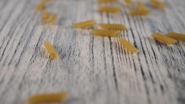 Les Pâtes Blé Tombent Sur Une Table Bois Roulent Vers — Video