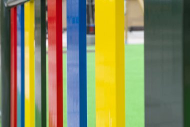 Çocuklar için çocuk parkının çok renkli çitleri