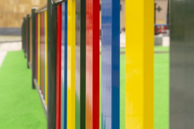 Çocuklar için çocuk parkının çok renkli çitleri