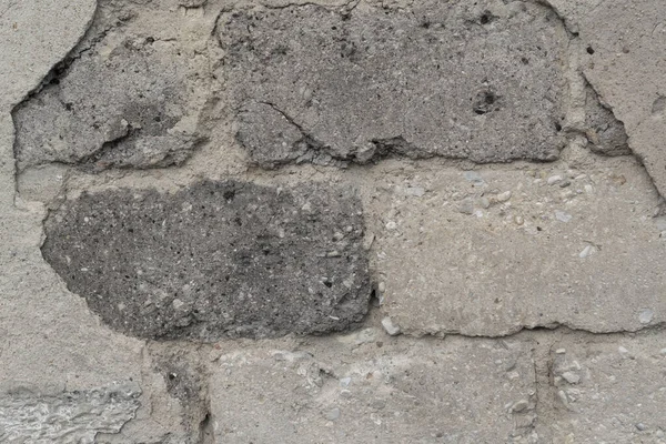 Stará zničená šedá zeď z cihel a cementové omítky — Stock fotografie