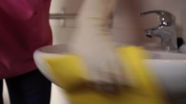 Een Meisje Roze Overall Beschermende Handschoenen Reinigt Een Witte Wastafel — Stockvideo