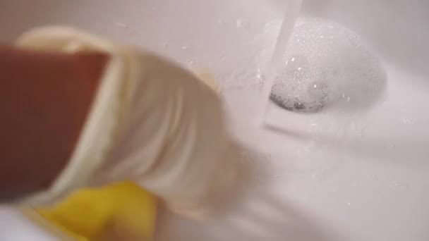 Koruyucu Eldivenli Bir Kız Banyoda Beyaz Bir Lavaboyu Sarı Bir — Stok video