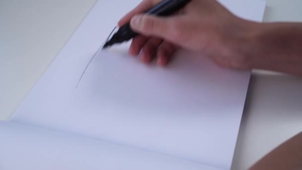 青少年的手在一张空白的相册上摸着一支毛笔 教育中创造性任务的概念 — 图库视频影像