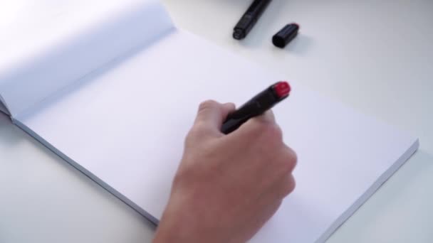 Рука Підлітка Малює Ручкою Фетром Білому Порожньому Аркуші Альбому Концепція — стокове відео