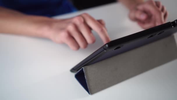Ein Teenager Benutzt Ein Tablet Auf Einem Lederblauen Ständer Auf — Stockvideo
