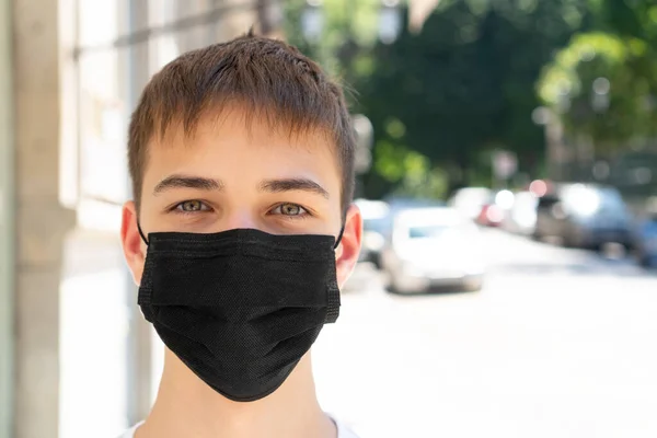 Jovem Uma Máscara Proteção Médica Preta Uma Rua Cidade Vazia — Fotografia de Stock