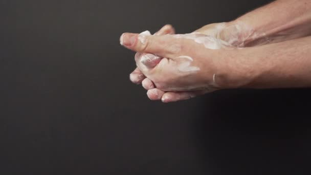 Close Lavar Mãos Masculinas Com Sabão Espuma Fundo Escuro Procedimentos — Vídeo de Stock