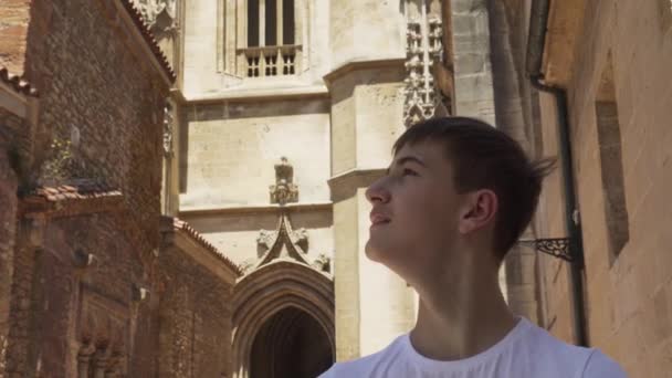 Turista Kirándulni Látogasson Látnivalók Ókori Európai Város Oviedo Spanyolországban Egy — Stock videók