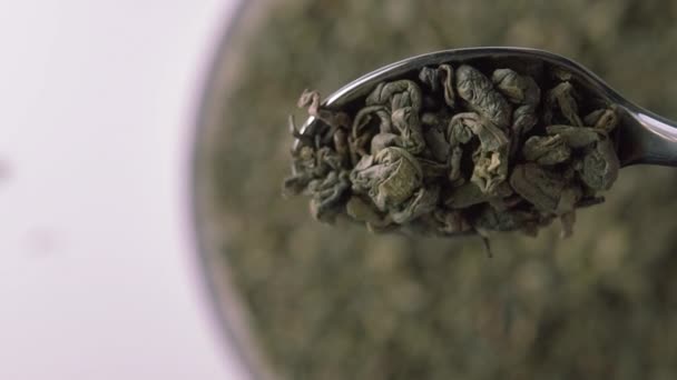 Sušené Svinuté Listy Zeleného Čínského Čajového Prášku Vylije Brilantní Lžíce — Stock video